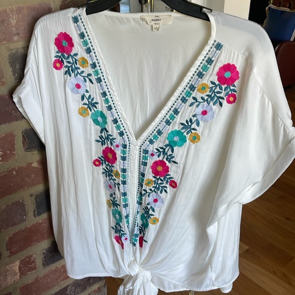 Cute embroidered top 🌸 - Picture 1 of 3